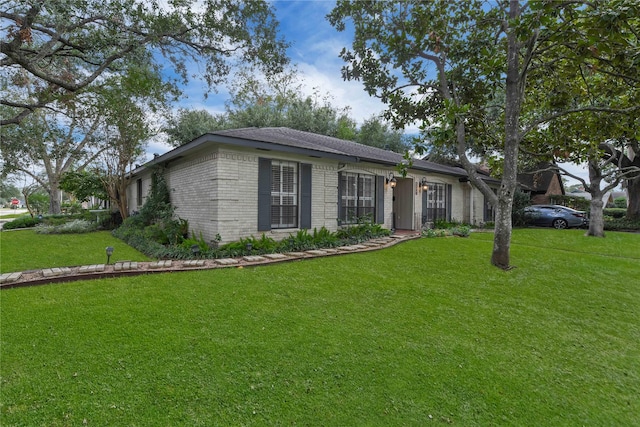 single story home with a front lawn