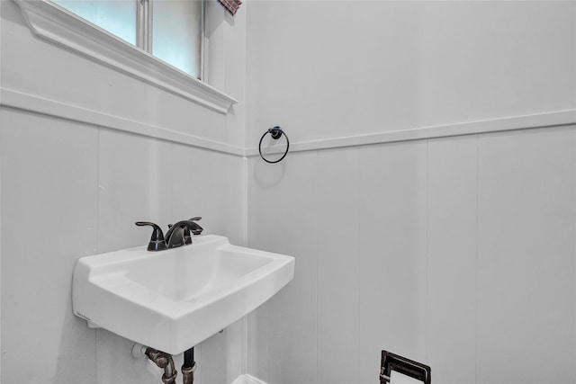 bathroom featuring sink