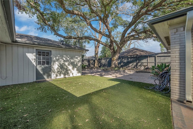 view of yard featuring a patio