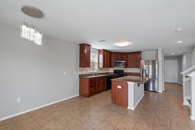 kitchen featuring a kitchen island, black appliances, a breakfast bar, sink, and an inviting chandelier