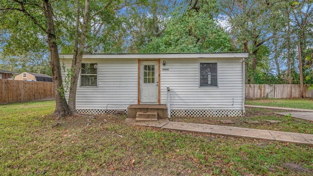 view of front of house with a front lawn