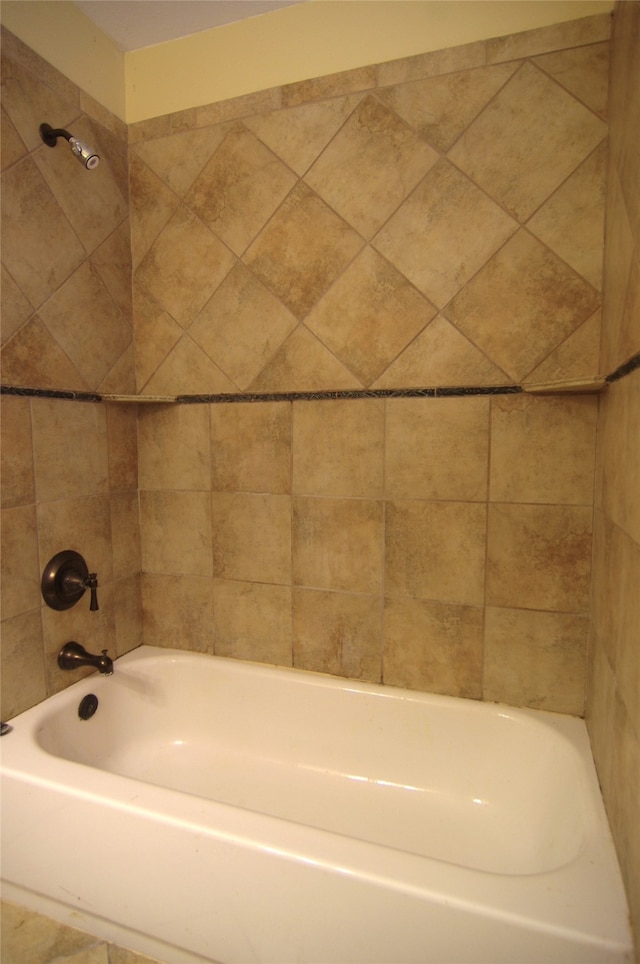 bathroom with tiled shower / bath combo