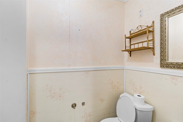 bathroom featuring tile walls