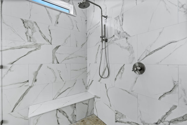 bathroom featuring a tile shower