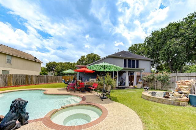 view of pool with an in ground hot tub, a patio, and a yard