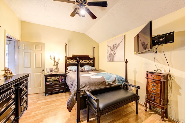 bedroom featuring lofted ceiling, light hardwood / wood-style flooring, a textured ceiling, and ceiling fan