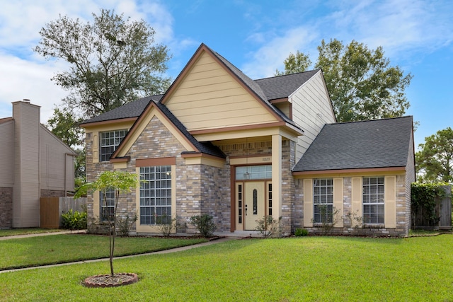 view of front of property featuring a front lawn