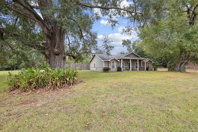 view of front of property featuring a porch and a front yard