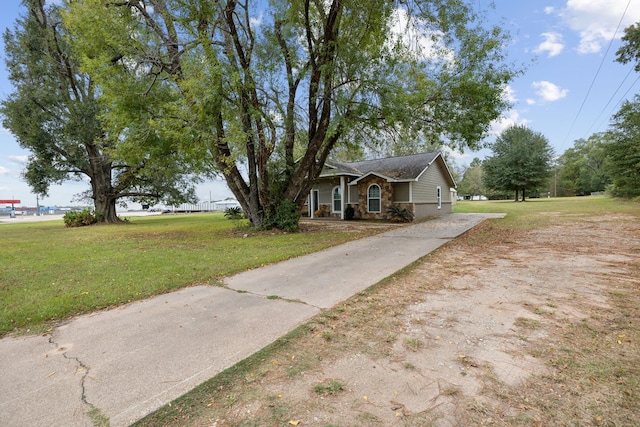 view of front facade featuring a front lawn