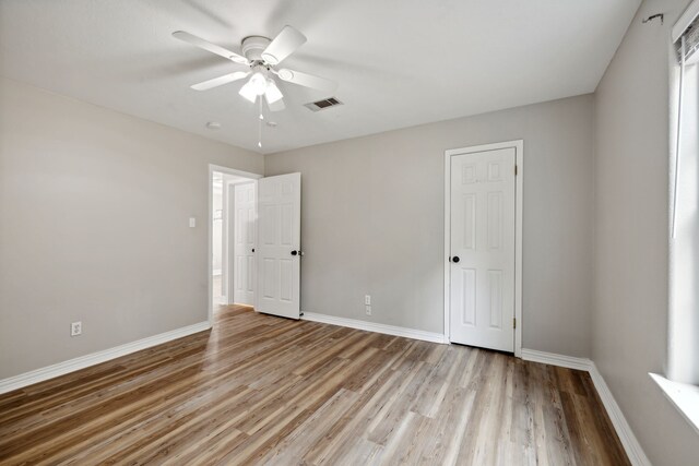 unfurnished room featuring light hardwood / wood-style floors and ceiling fan