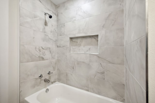 bathroom with tiled shower / bath