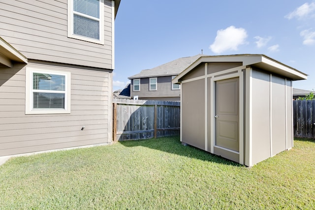 view of yard featuring a shed