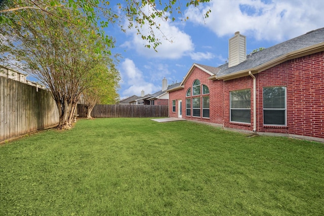 view of yard featuring a patio