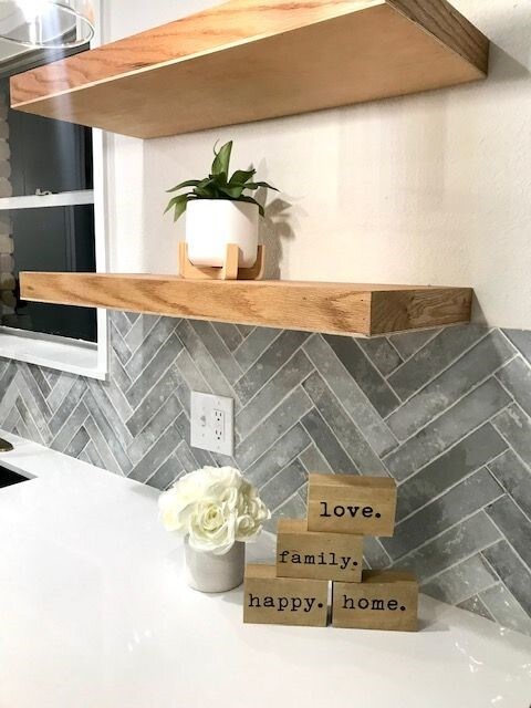 room details featuring backsplash