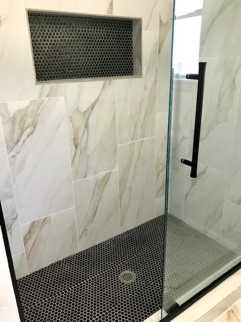 bathroom featuring tiled shower