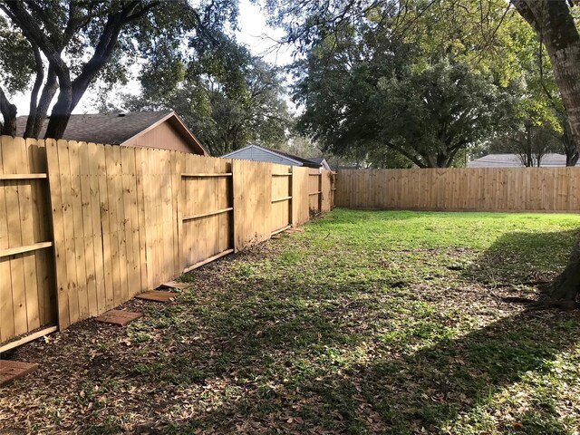 view of yard featuring a fenced backyard