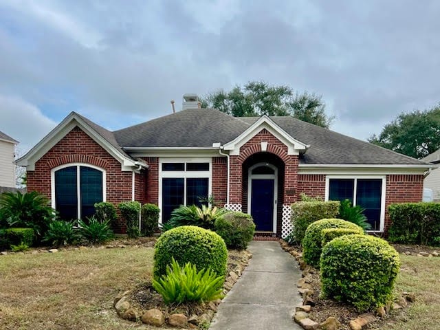 view of front of house with a front yard