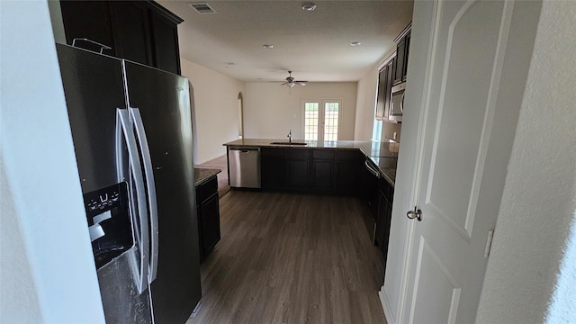 kitchen featuring kitchen peninsula, sink, dark hardwood / wood-style flooring, appliances with stainless steel finishes, and ceiling fan