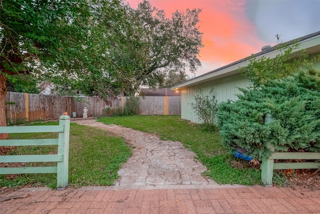 view of yard at dusk