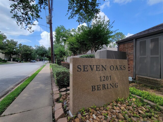 community / neighborhood sign featuring fence