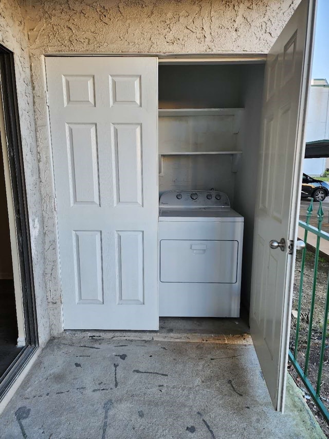 washroom with washer / clothes dryer