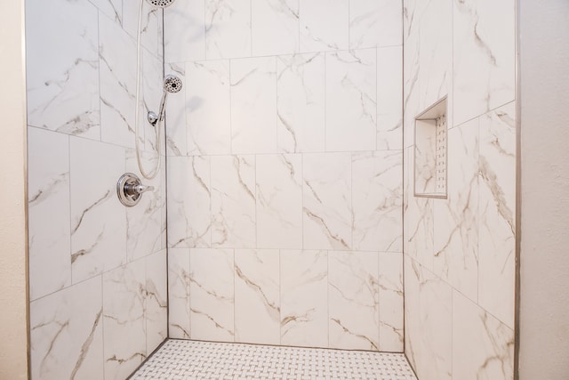 bathroom featuring a tile shower