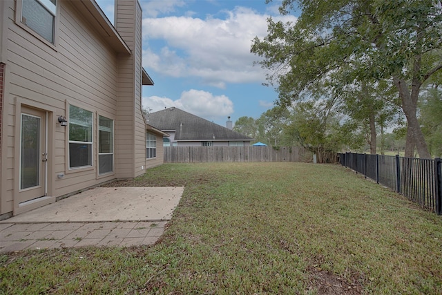 view of yard featuring a patio area