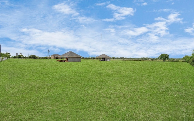 view of yard featuring a rural view