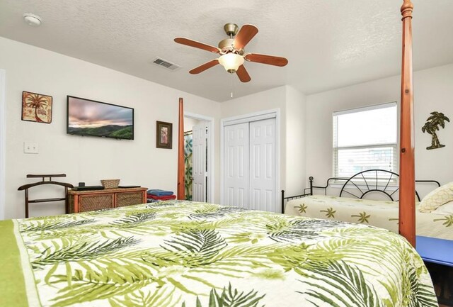 bedroom featuring a closet, ceiling fan, and a textured ceiling