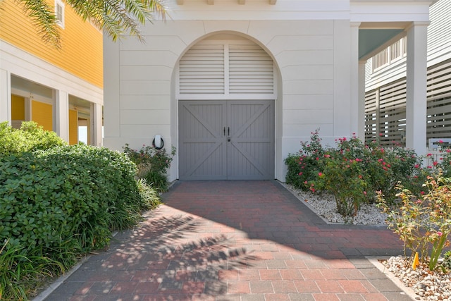 1745 Seaside Dr, Galveston, TX 77550 - view of garage