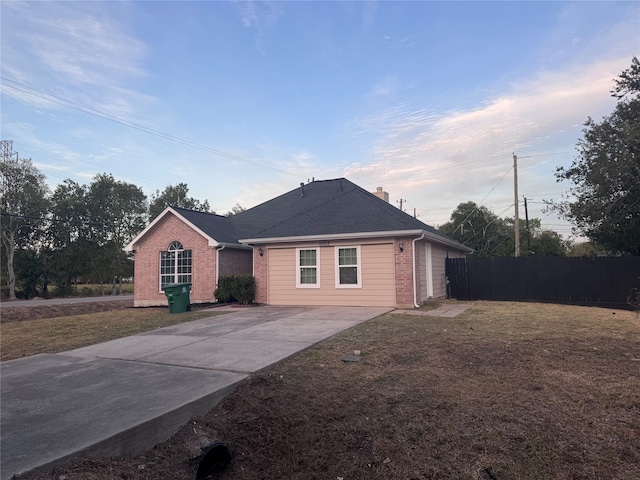 single story home with a front yard