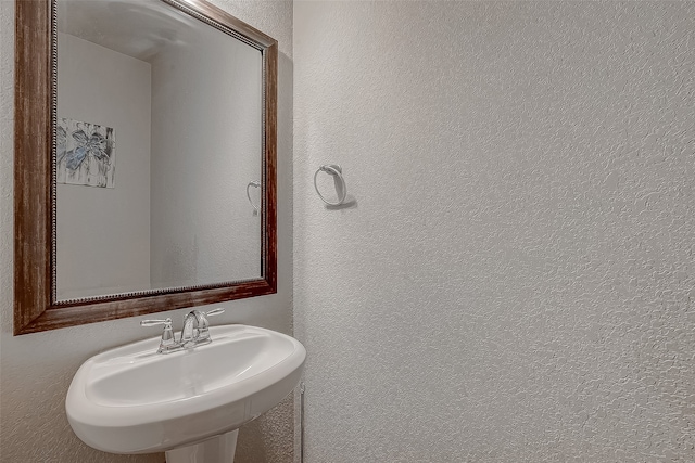 bathroom featuring sink