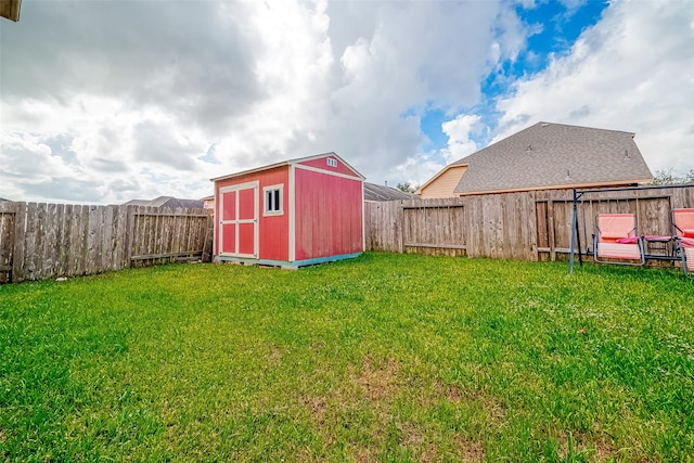 view of yard featuring a storage unit