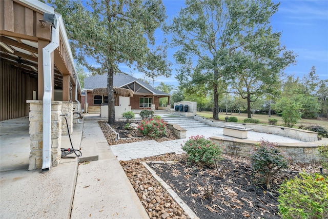 view of yard featuring a patio area