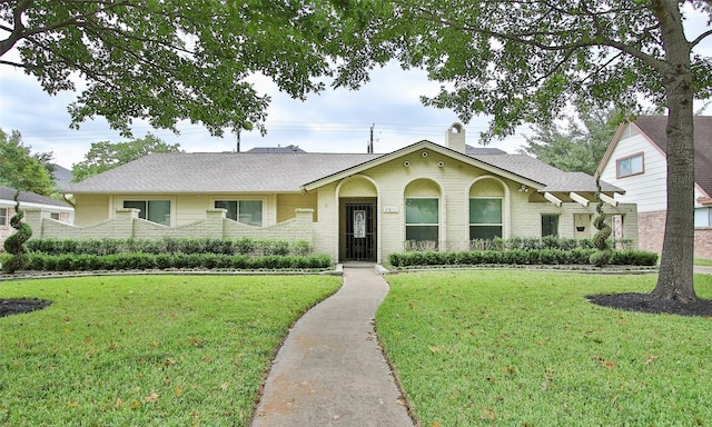 view of front of home featuring a front lawn