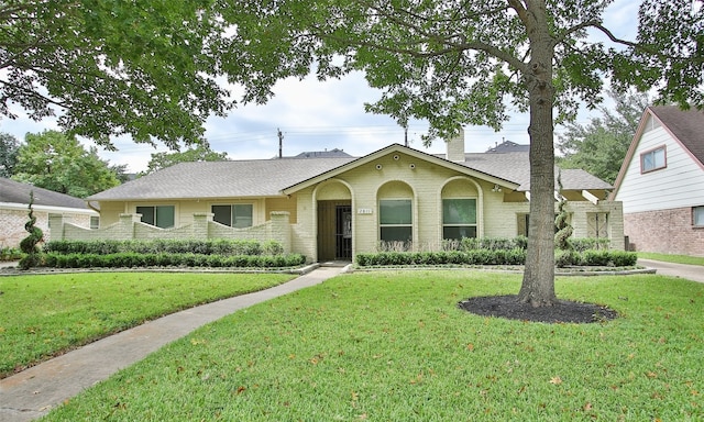 single story home with a front lawn