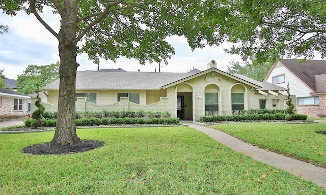 ranch-style house featuring a front lawn