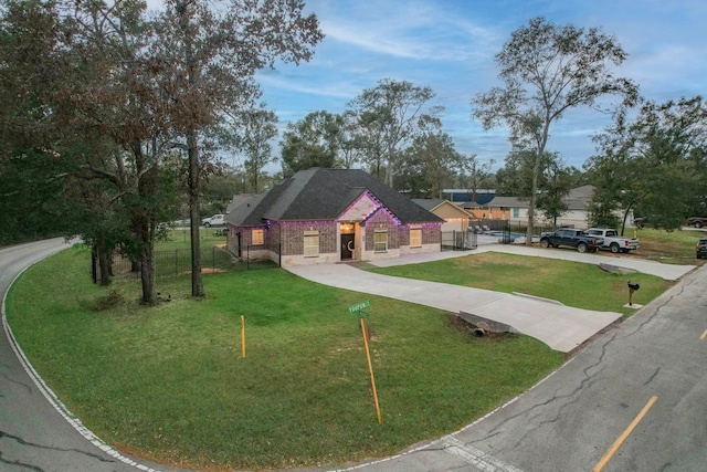 view of front of house featuring a front yard