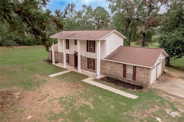 view of front facade featuring a front yard