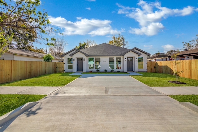 view of front of property featuring a front lawn and covered porch