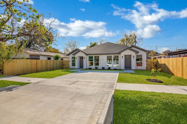 view of front of home featuring a front lawn