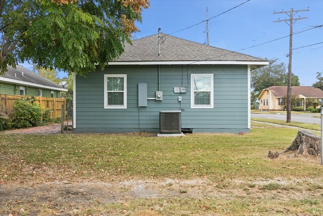 rear view of house featuring a lawn