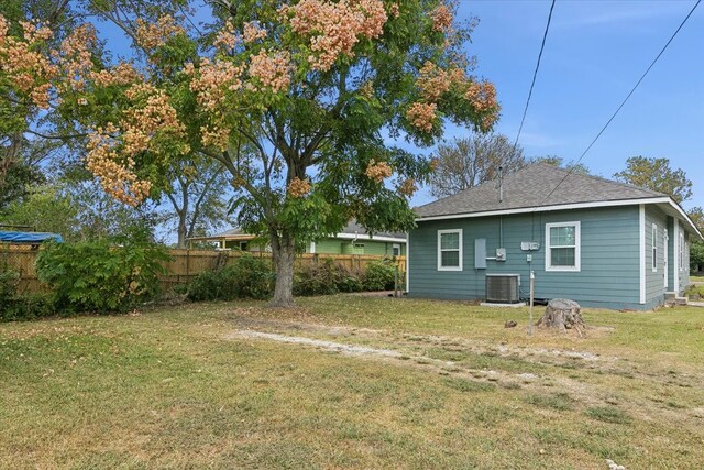 rear view of house featuring a lawn