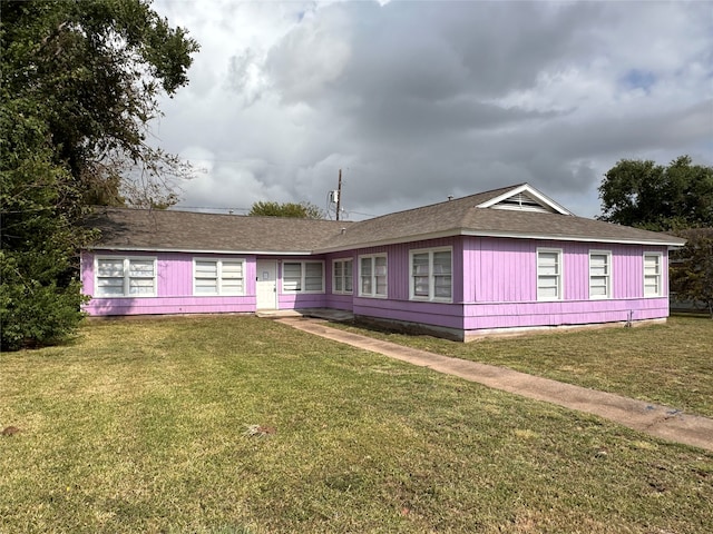 single story home featuring a front lawn