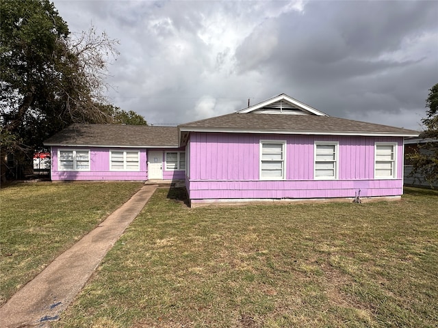 view of front facade featuring a front lawn