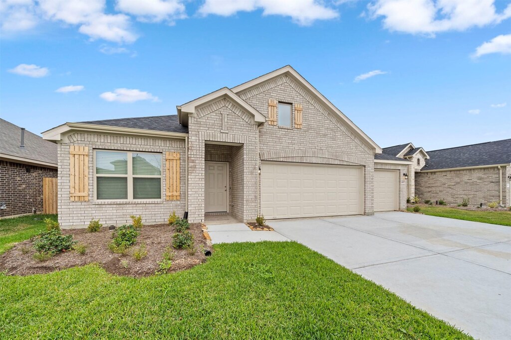 view of front of property featuring a front yard