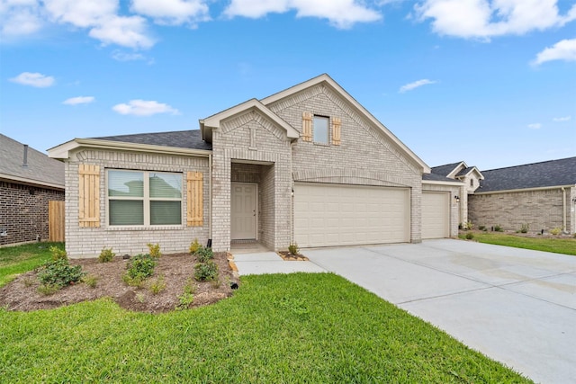 view of front of property featuring a front yard