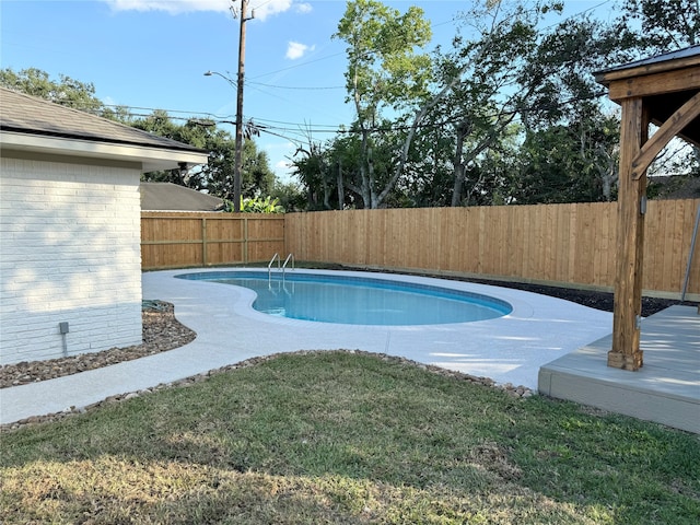 view of pool featuring a lawn