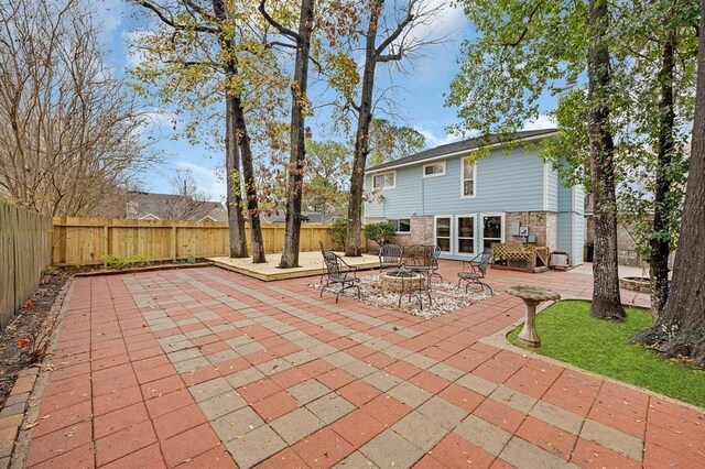 view of patio with an outdoor fire pit