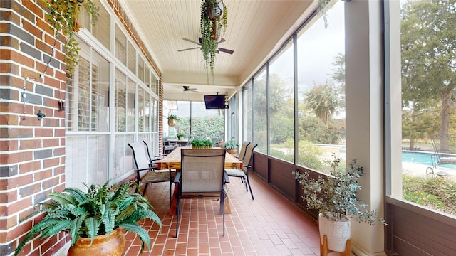 sunroom with ceiling fan